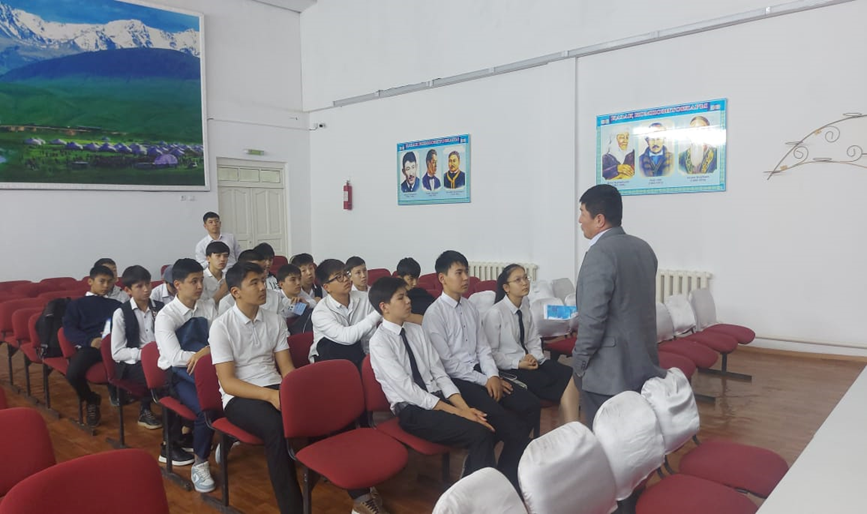 "Шетелде діни білім алудың қауіптілігі" тақырыбында жиналыс