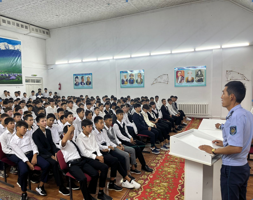 ҚІІБ-ның ЮПТ учаскелік полиция инспекторы, полиция майоры К.Қапашовпен  жиналыс